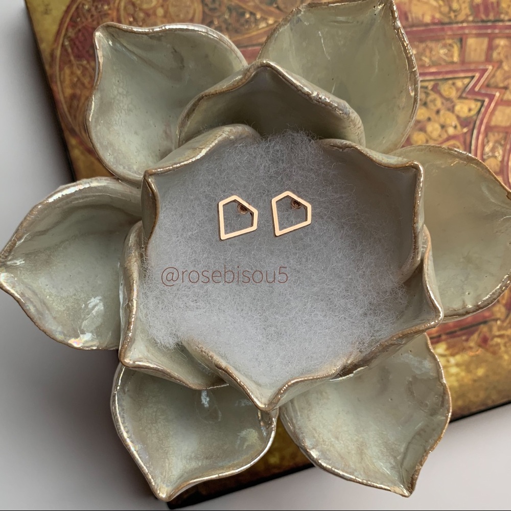 💎🆕Geometric Diamond Rose Gold Heart Studs - Picture 3 of 8